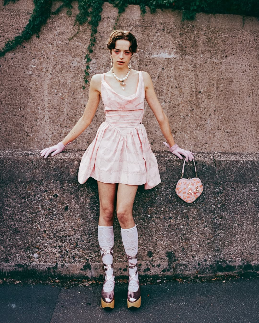 비비안 웨스트우드 착장을 한 모델